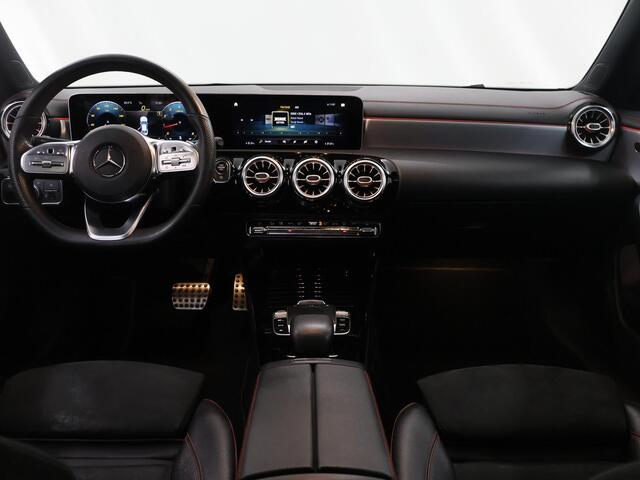 Mercedes-Benz CLA-KLASSE 180 Premium Plus | AMG | Panoramadak | Memory | Multibeam | Stoelverwarming | Sfeerverlichting | Widescreen |