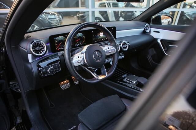 Mercedes-Benz CLA-KLASSE 180 AMG | Pano | Sfeerverlichting | Carplay |