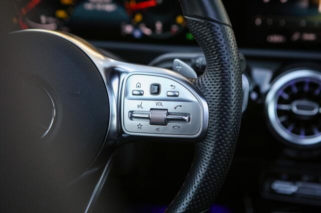 Mercedes-Benz CLA-KLASSE 180 AMG | Pano | Sfeerverlichting | Carplay |