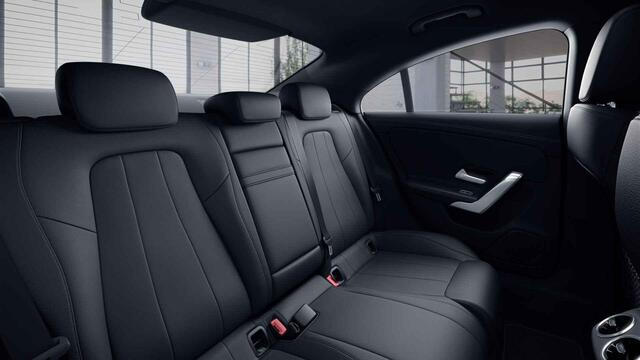 Mercedes-Benz CLA-KLASSE 180 Luxury Line | Achteruitrijcamera | Stoelverwarming | Widescreen | Distronic |