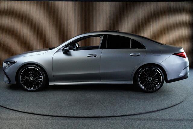 Mercedes-Benz CLA-KLASSE 180 AMG Line HUD Panodak Navi Leer Camera Memory Stoelverwarming Stuurverwarming PTS Ambient LM velgen