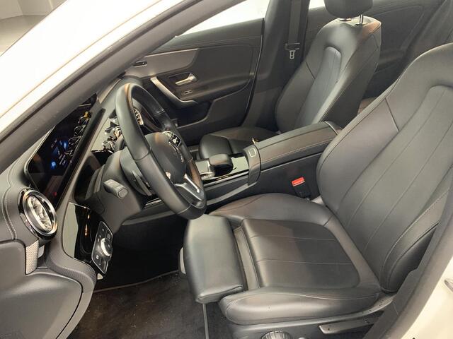 Mercedes-Benz CLA-KLASSE 200 Business Solution Luxury NAVIGATIE | ACHTERUITRIJCAMERA | PARKEERSENSOREN VOOR-EN ACHTER