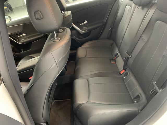 Mercedes-Benz CLA-KLASSE 200 Business Solution Luxury NAVIGATIE | ACHTERUITRIJCAMERA | PARKEERSENSOREN VOOR-EN ACHTER
