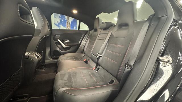 Mercedes-Benz CLA-KLASSE 200 Business Solution AMG | Panoramadak | AMG | Navigatie |