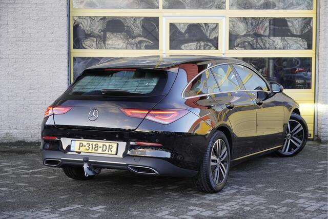 Mercedes-Benz CLA-KLASSE Shooting Brake 180 Automaat! Business Solution BJ2022 Lmv 17" | Led | Pdc | Navi | Elek. trekhaak | Elek. achterklep | Achteruitrijcamera | Navigatiesysteem | Virtual cockpit | Climate control | Cruise control | Sportstoelen | Verwarmde voorstoelen | Zwar