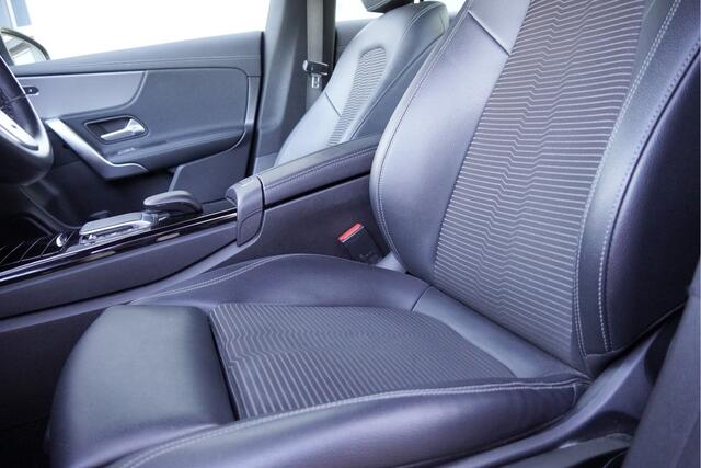 Mercedes-Benz CLA-KLASSE Shooting Brake 180 Automaat! Business Solution BJ2022 Lmv 17" | Led | Pdc | Navi | Elek. trekhaak | Elek. achterklep | Achteruitrijcamera | Navigatiesysteem | Virtual cockpit | Climate control | Cruise control | Sportstoelen | Verwarmde voorstoelen | Zwar