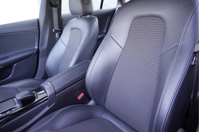 Mercedes-Benz CLA-KLASSE Shooting Brake 180 Automaat! Business Solution BJ2022 Lmv 17" | Led | Pdc | Navi | Elek. trekhaak | Elek. achterklep | Achteruitrijcamera | Navigatiesysteem | Virtual cockpit | Climate control | Cruise control | Sportstoelen | Verwarmde voorstoelen | Zwar