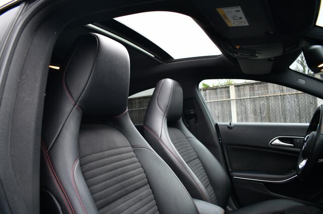 Mercedes-Benz CLA-KLASSE 180 AMG AUT Nightpakket Pano|Stoelverwarming