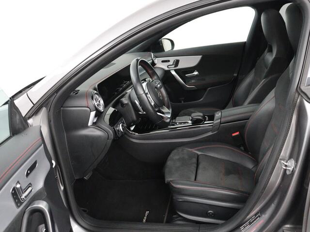 Mercedes-Benz CLA-KLASSE 180 AMG | Panoramadak | Stoelverwarming | Leder/Alcantara | Memory | Matrix LED | Sfeerverlichting | Keyless | Navigatie | Widescreen
