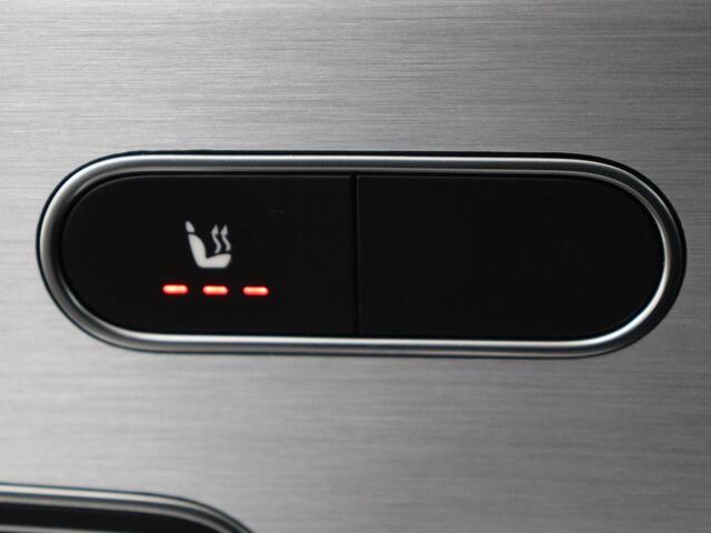 Mercedes-Benz CLA-KLASSE 180 AMG | Panoramadak | Stoelverwarming | Leder/Alcantara | Memory | Matrix LED | Sfeerverlichting | Keyless | Navigatie | Widescreen