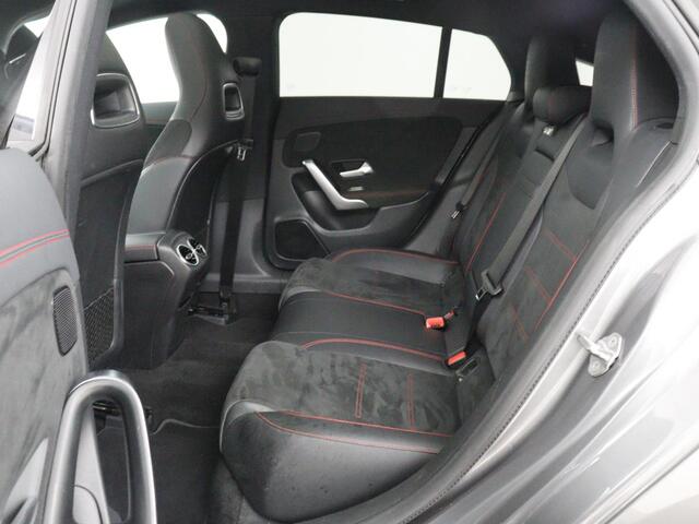 Mercedes-Benz CLA-KLASSE 180 AMG | Panoramadak | Stoelverwarming | Leder/Alcantara | Memory | Matrix LED | Sfeerverlichting | Keyless | Navigatie | Widescreen