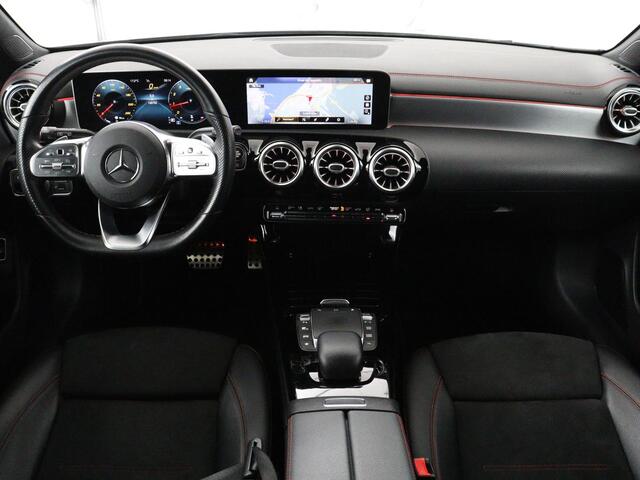 Mercedes-Benz CLA-KLASSE 180 AMG | Panoramadak | Stoelverwarming | Leder/Alcantara | Memory | Matrix LED | Sfeerverlichting | Keyless | Navigatie | Widescreen