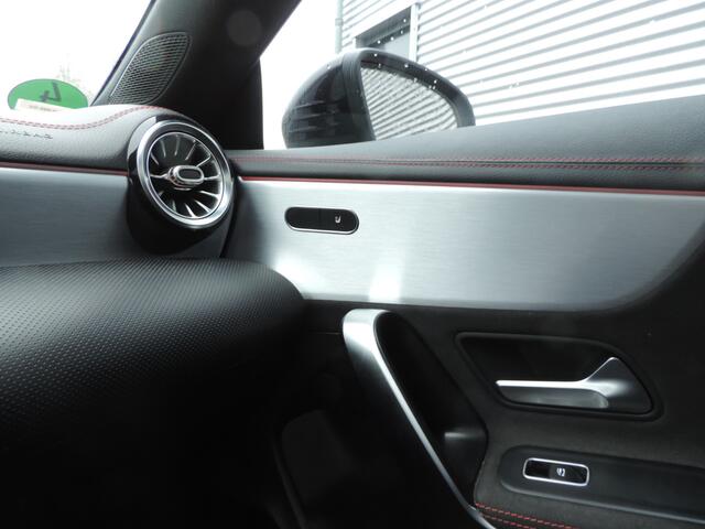 Mercedes-Benz CLA-KLASSE Shooting Brake 180 Business Solution AMG panoramadak night pakket trekhaak vol vol sfeer licht