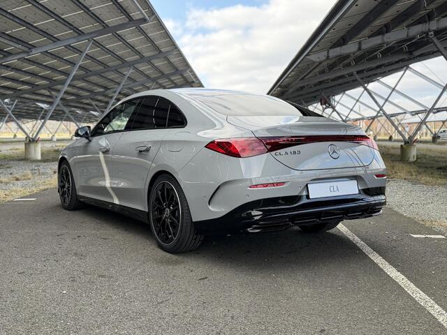 Mercedes-Benz CLA-KLASSE 180 Business Solution AMG | Night | Superscreen | Panoramadak | Trekhaak | Memory | Sfeerverlichting | Parkeercamera |