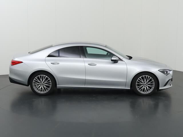 Mercedes-Benz CLA-KLASSE 180 Luxury Line | Achteruitrijcamera | Stoelverwarming | Widescreen | Distronic |