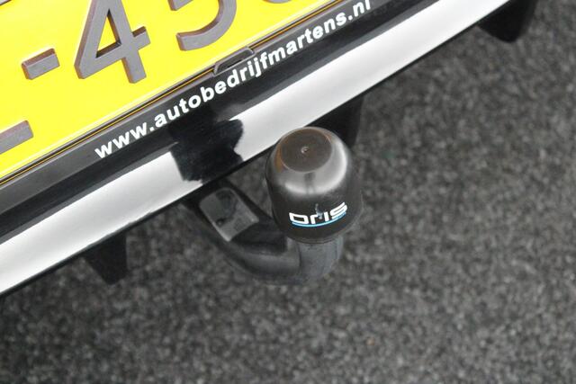 Mercedes-Benz CLA-KLASSE 200 163pk Solution AMG Trekhaak Camera Burmester Stoelverwarming Sfeerverlichting Panoramadak Navigatie