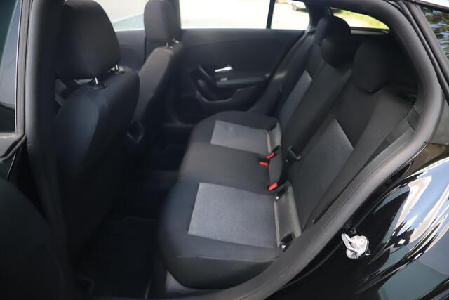 Mercedes-Benz CLA-KLASSE Shooting Brake 180 Business Solution Automaat Panoramadak Widescreen Full LED Stoelverwarming Navigatie Achteruitrijcamera Clima Cruise Control