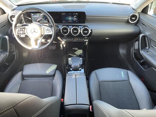 Mercedes-Benz CLA-KLASSE Shooting Brake 250 e 17"/Apple Carplay & Android Auto/LED/Stoelverwarming/Camera/Climate