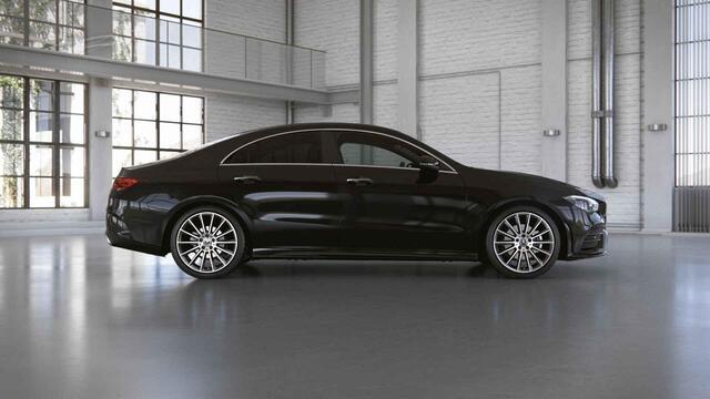 Mercedes-Benz CLA-KLASSE 180 AMG Line | Multispaaks velgen | Panoramadak | Widescreen | Stoelverwarming | Sfeerverlichting |