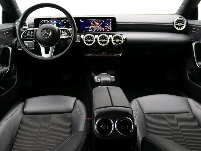 Mercedes-Benz CLA-KLASSE 180 Luxury Line | Keyless Go | Sfeerverlichting | Car Play | Stoelverwarming | Parkeerpakket met Camera | Inclusief 24 maanden Mercedes-Benz Certified garantie voor Europa.