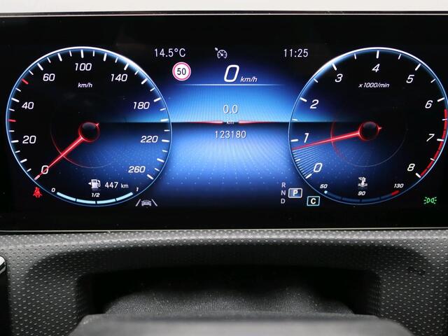 Mercedes-Benz CLA-KLASSE 180 Luxury Line | Keyless Go | Sfeerverlichting | Car Play | Stoelverwarming | Parkeerpakket met Camera | Inclusief 24 maanden Mercedes-Benz Certified garantie voor Europa.