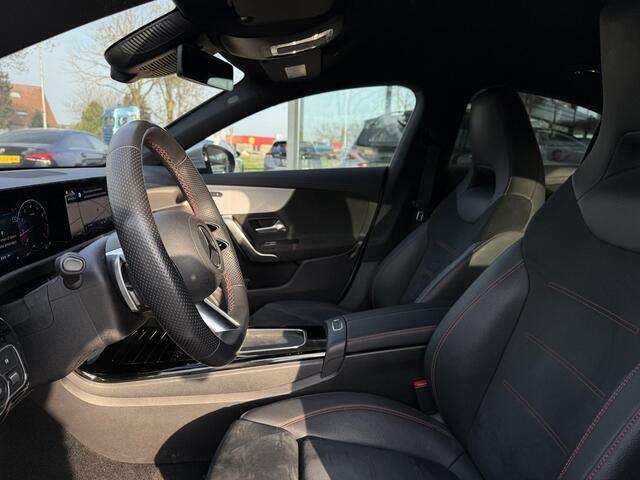 Mercedes-Benz CLA-KLASSE Aut. 180 AMG Sport | Trekhaak | Navi | Camera | Sfeer Verlichting | Nieuw Model |