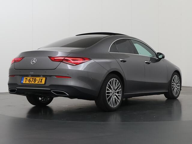 Mercedes-Benz CLA-KLASSE 180 Luxury Line | Panoramadak | Trekhaak | Digitaal display | Stoelverwarming |