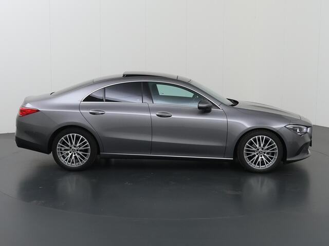 Mercedes-Benz CLA-KLASSE 180 Luxury Line | Panoramadak | Trekhaak | Digitaal display | Stoelverwarming |
