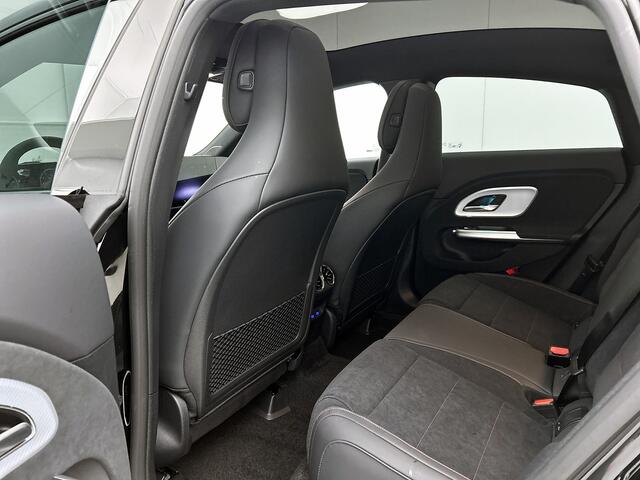 Mercedes-Benz CLA-KLASSE 180 Business Solution AMG | Premium pakket | Nightpakket | Trekhaak | Smartphone integratie | URBAN GUARD | Vast panoramadak | Gezichtsherkenning | Sfeerverlichting |