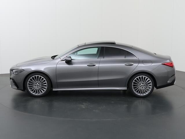 Mercedes-Benz CLA-KLASSE 180 Business Solution AMG | Panoramaschuifdak | Premium Plus-pakket | Winterpakket | Techniek-pakket | Burmester | Trekhaak | Head-up display |