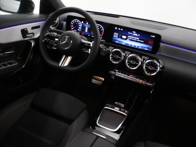 Mercedes-Benz CLA-KLASSE 180 Business Solution AMG | Panoramaschuifdak | AMG Line Plus | Head-up display | Nightpakket | 360° camera | Dodehoekassistent |