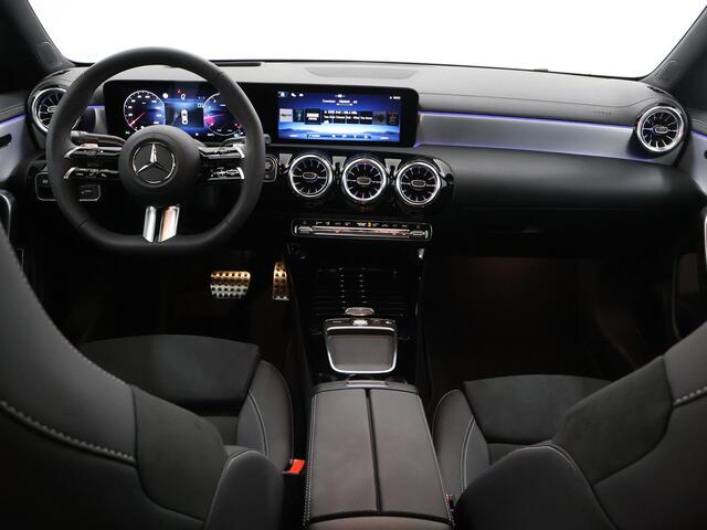 Mercedes-Benz CLA-KLASSE 180 Business Solution AMG | Panoramaschuifdak | AMG-line plus | Head-Up | Dodehoekassistent | Nightpakket |