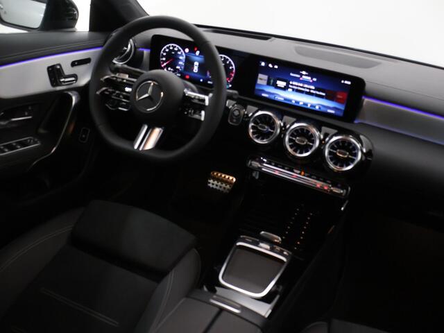 Mercedes-Benz CLA-KLASSE 180 Business Solution AMG | Panoramaschuifdak | AMG-line plus | Head-Up | Dodehoekassistent | Nightpakket |