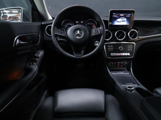 Mercedes-Benz CLA-KLASSE 180 AMG [APPLE CARPLAY, AMG VELG, LEDER INTERIEUR, CRUISE CONTROL, AUTOMATISCH DIMLICHT, SCHAKELFLIPPERS, NIEUWSTAAT]