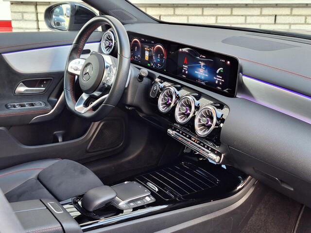 Mercedes-Benz CLA-KLASSE 250 e Business Solution AMG Limited | Panoramadak | Night pakket | Achteruitrijcamera | Sfeerverlichting | Stoelverwarming | Multibeam LED | Keyless-GO