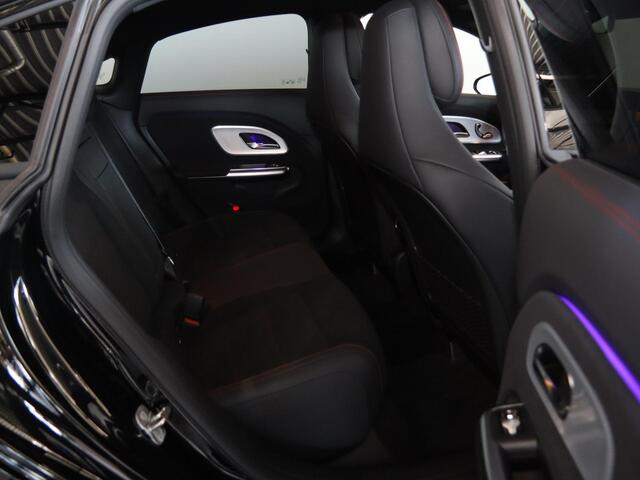 Mercedes-Benz CLA-KLASSE 180 Business Solution AMG | Superscreen | Premium Pakket | Panoramadak | Trekhaak |