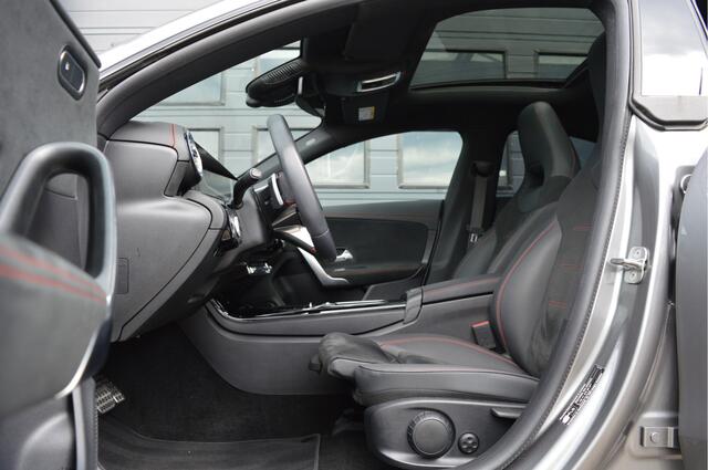 Mercedes-Benz CLA-KLASSE 200 AMG Line | PANO | SFEERVERLICHTING | CAMERA | KEYLESS |