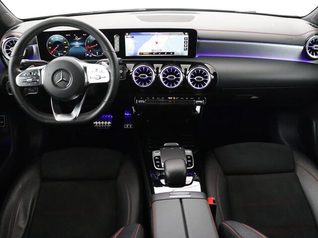 Mercedes-Benz CLA-KLASSE 180 AMG Line | Panoramadak | Carplay | Leder/Alcantara | Stoelverwarming | Navigatie | Keyless | Camera | Full LED | Sportstoelen | Widescreen | Sfeerverlichting | Climate control