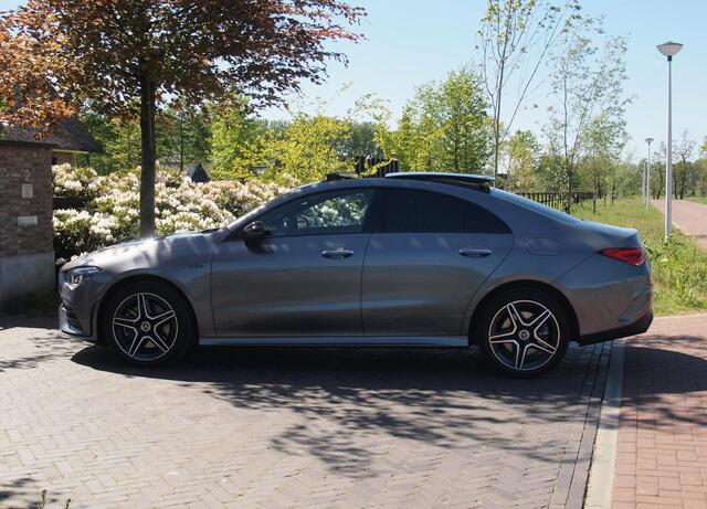 Mercedes-Benz CLA-KLASSE 250 e Business Solution AMG Limited | Panoramadak | Camera | Sfeerverlichting | Apple Carplay |
