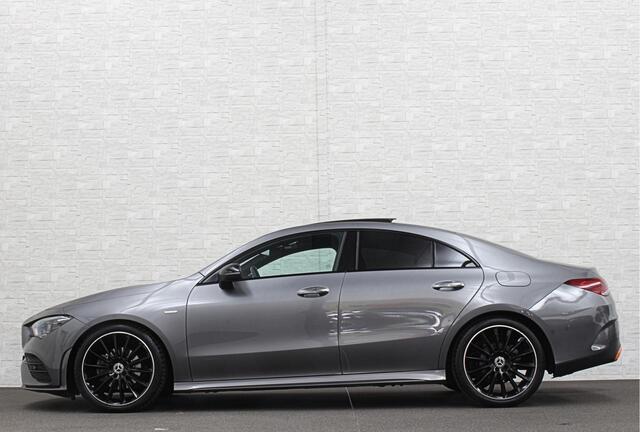 Mercedes-Benz CLA-KLASSE 180 Edition 1 AMG-Line | Panorama | Sfeerverlichting | Widescreen | Memory | Multi-Beam LED | Keyless-Go | 19 Inch | Stoelverwarming | Night-Pakket | Camera | Origineel NL | Nieuwe Banden & Onderhoudsbeurt |