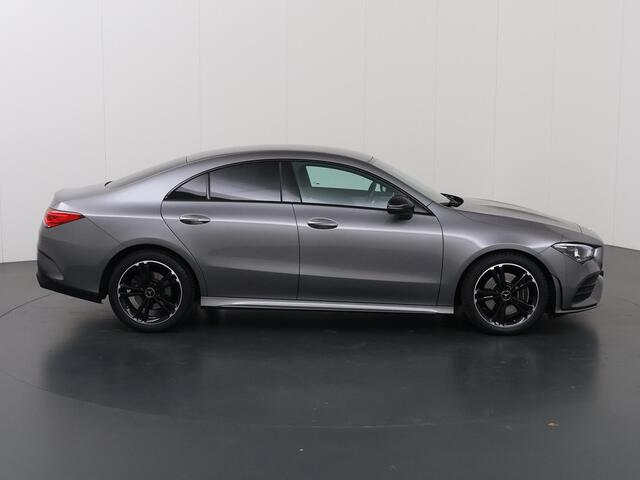 Mercedes-Benz CLA-KLASSE 200 AMG Line | Night | Stoelverwarming | 18" lichtmetalen velgen | Achteruitrijcamera |