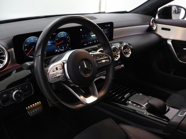 Mercedes-Benz CLA-KLASSE 200 AMG Line | Night | Stoelverwarming | 18" lichtmetalen velgen | Achteruitrijcamera |