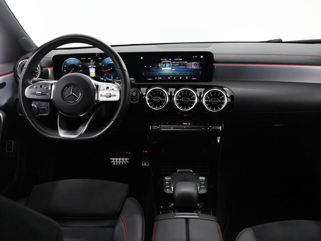 Mercedes-Benz CLA-KLASSE 200 AMG Line | Night | Stoelverwarming | 18" lichtmetalen velgen | Achteruitrijcamera |