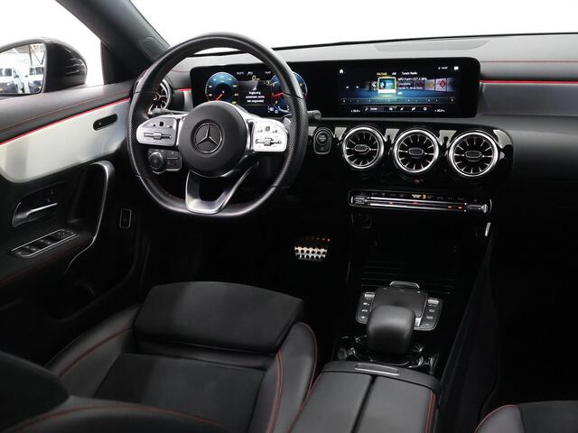 Mercedes-Benz CLA-KLASSE 200 AMG Line | Night | Stoelverwarming | 18" lichtmetalen velgen | Achteruitrijcamera |