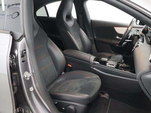 Mercedes-Benz CLA-KLASSE 200 AMG Line | Night | Stoelverwarming | 18" lichtmetalen velgen | Achteruitrijcamera |