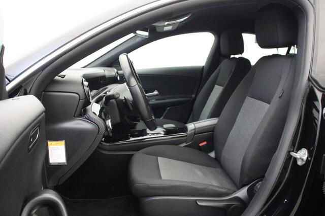 Mercedes-Benz CLA-KLASSE 180 Business Solution Automaat - Digitaal Cockpit, Camera, Stoelverw.