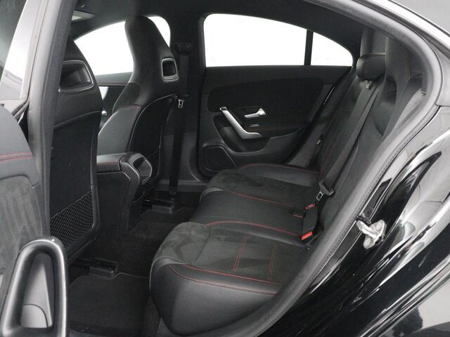 Mercedes-Benz CLA-KLASSE 180 Business Solution AMG | Stoelverwarming | Leder/Alcantara | Navigatie | Park Assist | Widescreen | Full LED | Climate control | Bluetooth | Cruise control | Sportstoelen