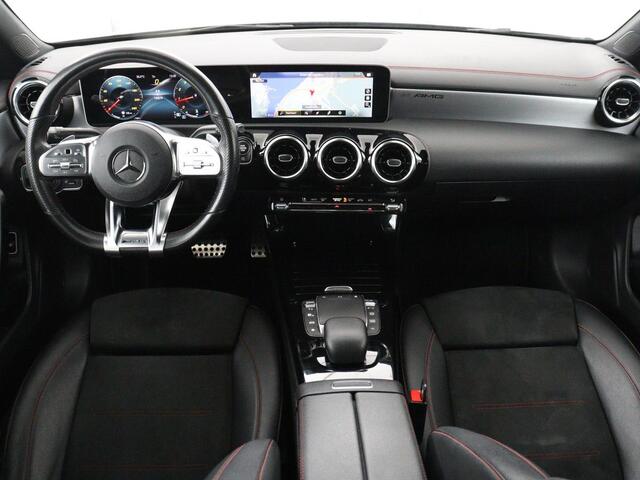 Mercedes-Benz CLA-KLASSE 180 Business Solution AMG | Stoelverwarming | Leder/Alcantara | Navigatie | Park Assist | Widescreen | Full LED | Climate control | Bluetooth | Cruise control | Sportstoelen