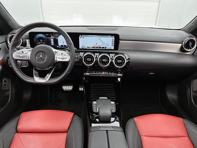 Mercedes-Benz CLA-KLASSE 180 AMG Line Panoramadak | Leder | Multispaaks | Stoelverwarming | Night Pakket Inclusief 24 maanden Mercedes-Benz Certified garantie voor Europa.