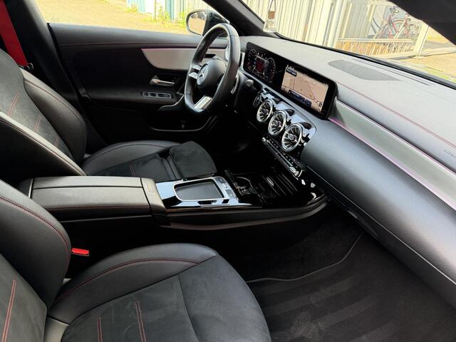 Mercedes-Benz CLA-KLASSE 250 e AMG Line PANORAMADAK| ALCANTARA SPORT INTERIEUR| SFEER VERLICHTING| CAMERA| NAVIGATIE| F1 FLIPPERS| DODE HOEK |